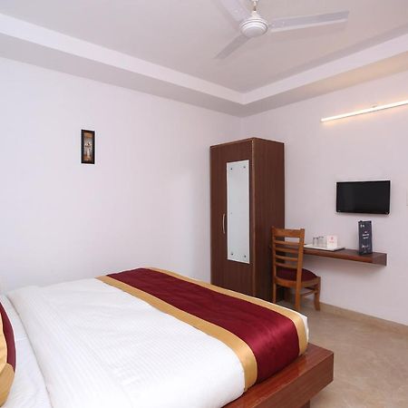 Capital O 12807 Amaira Hotel And Banquets Noida Exterior photo
